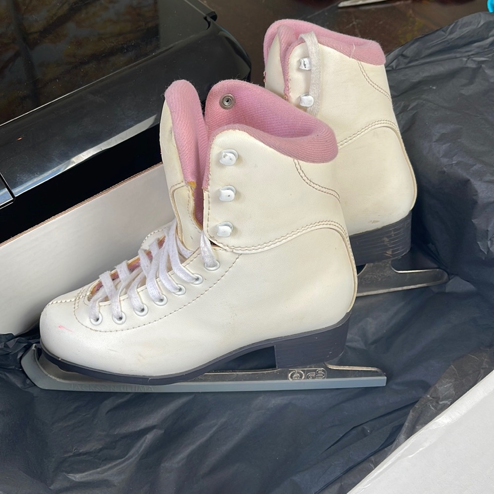 Jackson Ultima Soft Skate Girl’s size 3 - pink interior